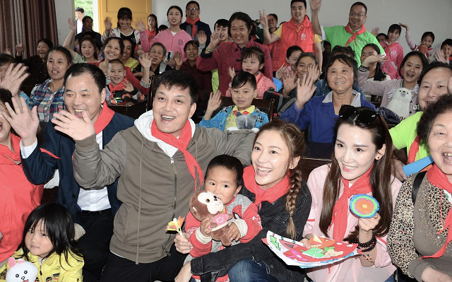 “六一微心愿，愛心暖童心”湘江電纜攜手村長李銳愛心傳遞 點(diǎn)亮未來