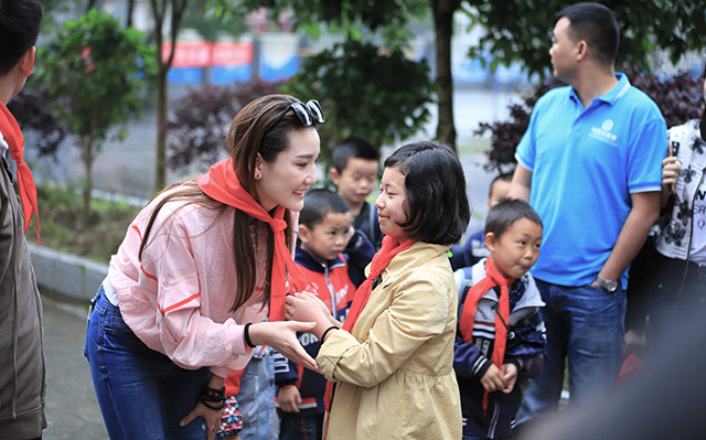 “六一微心愿，愛心暖童心”湘江電纜攜手村長李銳愛心傳遞 點(diǎn)亮未來