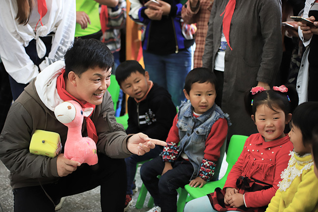 “六一微心愿，愛心暖童心”湘江電纜攜手村長李銳愛心傳遞 點(diǎn)亮未來