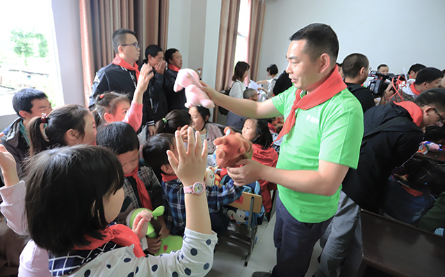 “六一微心愿，愛心暖童心”湘江電纜攜手村長李銳愛心傳遞 點(diǎn)亮未來