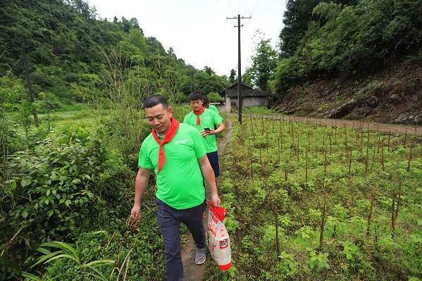 “六一微心愿，愛心暖童心”湘江電纜攜手村長李銳愛心傳遞 點(diǎn)亮未來